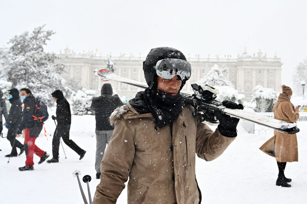 9일(현지시간) 한 남성이 스키를 들쳐메고 스페인 마드리드 왕궁 앞을 지나고 있다./사진=AFP 연합뉴스