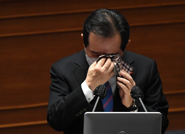 정세균 국무총리가 8일 서울 여의도 국회 본회의장에서 열린 대정부 긴급현안질문에서 코로나19로 피해를 본 자영업자들을 언급하다가 눈물을 쏟고 있다. /권욱기자