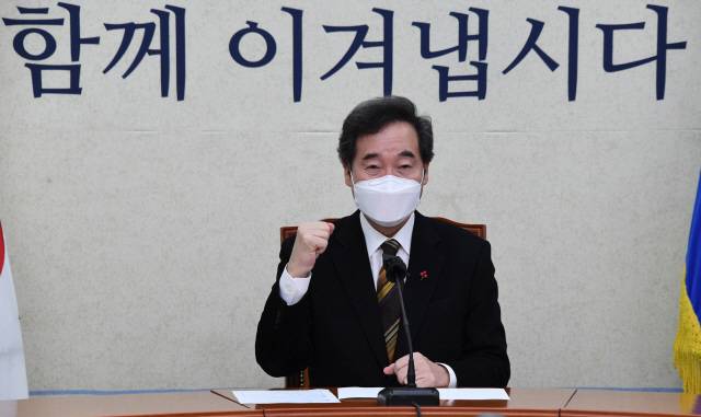 이낙연 더불어민주당 대표가 7일 오전 국회 당대표실에서 문재인 대통령의 신년인사회에 화상으로 참석해 기념촬영을 하고 있다. 정부 신년인사회는 ‘위기에 강한 나라, 든든한 대한민국’이라는 주제로 사회적 거리두기로 온 국민이 불편을 겪고 있는 상황임을 감안해 5부 요인과 주요 정당 대표, 특별초정 된 일반 국민 등 50여명이 온라인 영상회의 형식으로 신년 인사를 나눴다./권욱기자