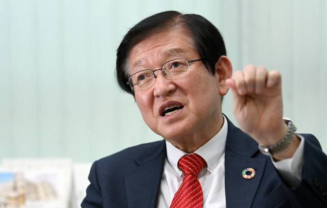 서상목 전 신한국당 의원이 10일 서울 마포구 사회복지협의회에서 본지와 인터뷰를 갖고 있다./성형주기자