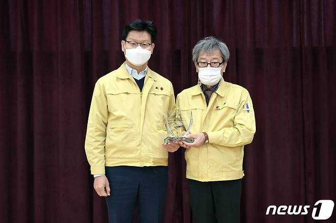 공주시가 코로나19 방역 우수기관으로 선정돼 충남도지사 표창을 받았다. 사진은 기념 촬영하는 김정섭 공주시장(왼쪽)과 김대식 보건소장. © 뉴스1