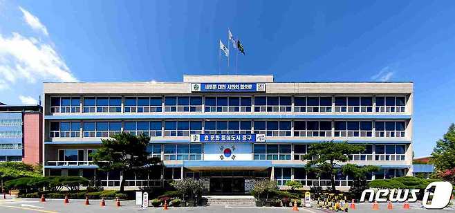 (대전=뉴스1) 송애진 기자 = 대전 중구는 신재생에너지 융‧복합지원사업에 선정돼 문창‧부사‧석교동 일대 주택, 상업건물, 부사동행정복지센터에 태양광‧태양열 설비 설치비용을 지원한다. 사진은 대전 중구청 전경 © 뉴스1