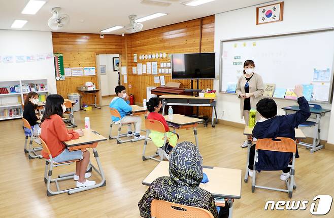 제주 제주시 우도면 우도초·중학교 4학년 교실에서 반장 선거가 이뤄지고 있다.2020.5.27/뉴스1© News1 오미란 기자