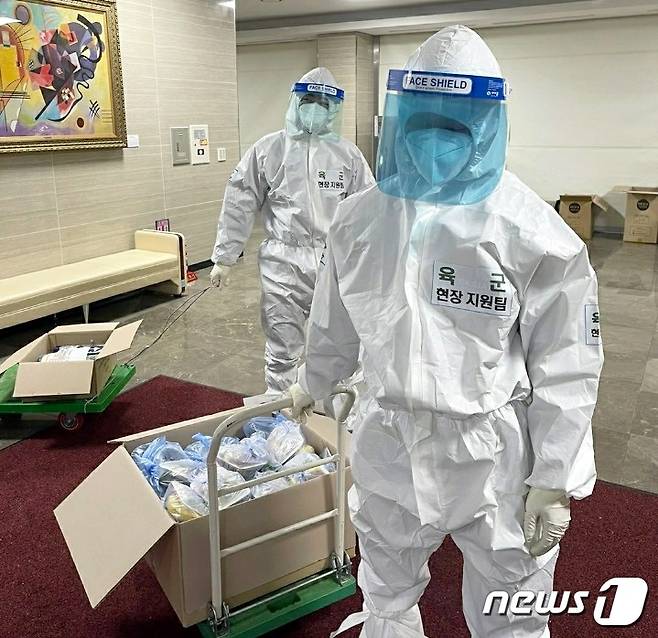 육군 37사단이 코로나19 생활치료센터에서 임무를 수행하고 있다.(37사단 제공)© 뉴스1