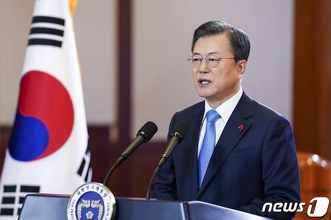 문재인 대통령이 11일 오전 청와대 본관에서 새해 국정운영 방향을 담은 신년사를 발표하고 있다. 2021.1.11/뉴스1 © News1 이광호 기자