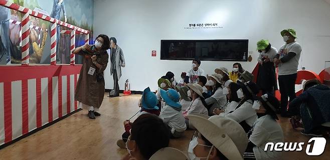 예산군은 예당호 출렁다리, 내포보부상촌 등 지역 관광지 확대로 해설 수요가 증가됨에 따라 2021년 문화관광해설사를 신규 선발한다.(예산군 제공)© 뉴스1