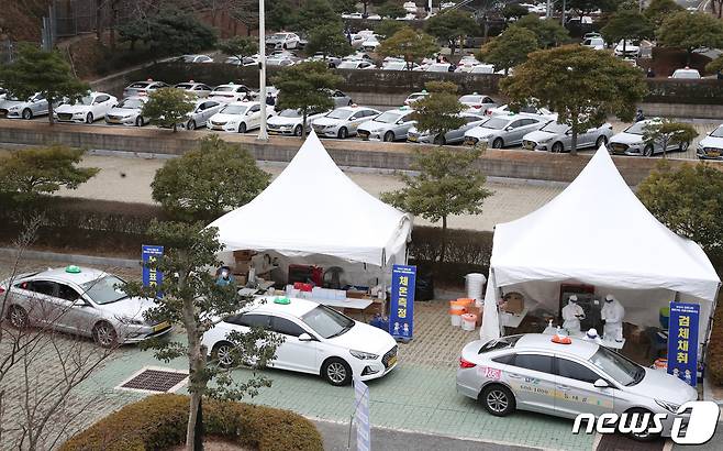 세종시는 코로나19 신규 확진자 발생이 닷새째 0명을 기록하고 있음에도 불구, 대중교통 종사자 전수검사에 나서는 등 방역활동에 더욱 고삐를 죄고 있다. 11일 오후 부산 연제구 부산아시아드주경기장 주차장에서 택시 기사들이 드라이브 스루로 코로나19 검사를 받고 있다. 2021.1.11/뉴스1 © News1 여주연 기자