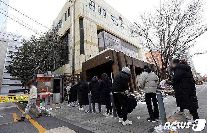 사흘 연속 신종 코로나바이러스 감염증(코로나19) 확진자가 600명대를 기록한 10일 오후 서울 송파구보건소에 마련된 코로나19 선별진료소를 찾은 시민들을 검사를 받기 위해 줄을 서 있다. 2021.1.10/뉴스1 © News1 이재명 기자