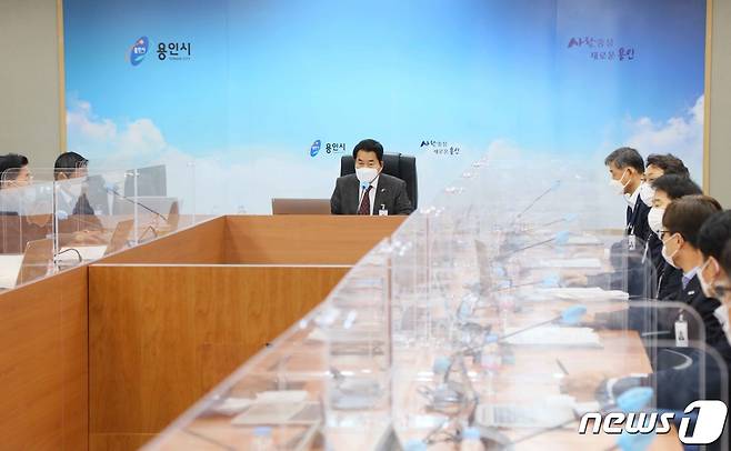 백군기 용인시장이 11일 열린 시정전략회의에서 수지산성교회 신도들의 GPS 위치 정보를 신속히 확보하고 추가확산을 방지하는데 행정력을 총동원 할 것을 주문하고 있다.(용인시 제공) © News1