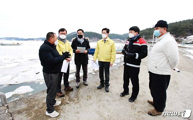 11일 맹정호 서산시장(왼쪽에서 5번째)이 양승조 도지사(온쪽에서 4번째)와 박현규 어촌계장(맨 왼쪽) 등과 함께 서산 지곡면 중왕리를 찾아 가로림만 결빙을 점검하고 대책을 논의하고 있다© 뉴스1