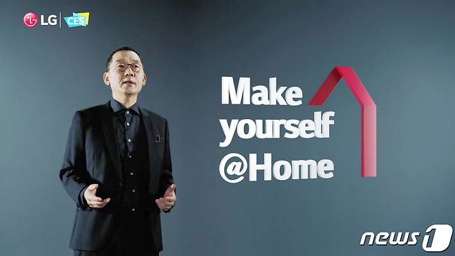 김진홍 글로벌마케팅센터장이 세계 최대 가전·IT 전시회 'CES 2021' 프레스 콘퍼런스에서 '소중한 일상은 계속됩니다. LG와 함께 홈 라이프를 편안하게 누리세요'라는 주제로 연설하고 있다. (LG전자 제공)© 뉴스1