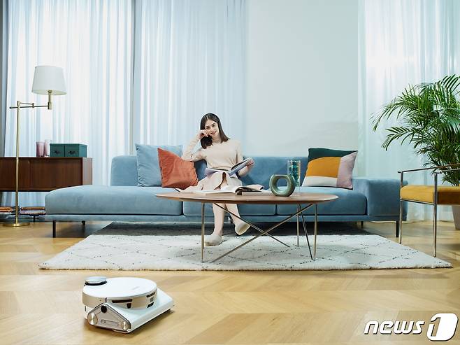 삼성 로봇청소기 '제트봇 AI(JetBot AI)' 신제품 라이프스타일 이미지(삼성전자 제공) © 뉴스1