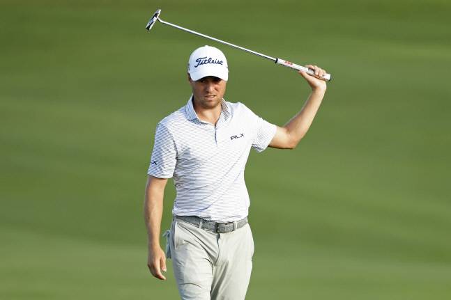 저스틴 토마스가 지난 9일(현지시간) 하이이에서 열린 센트리 챔피언스 토너먼트에서 골프채를 들고 이동 중이다. 하와이|AFP연합뉴스