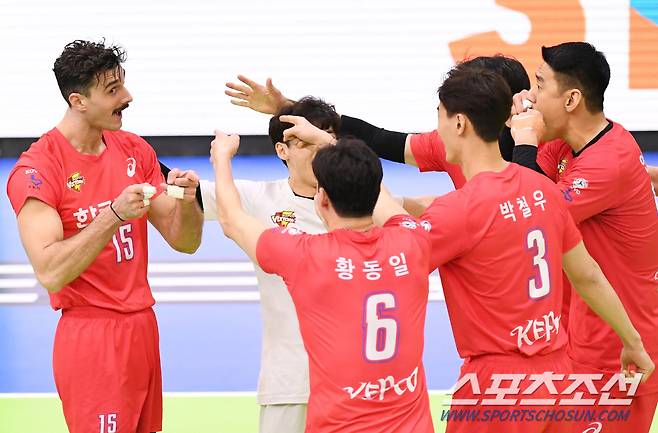 동료들도 따라하고 있는 콧수염 세리머니.