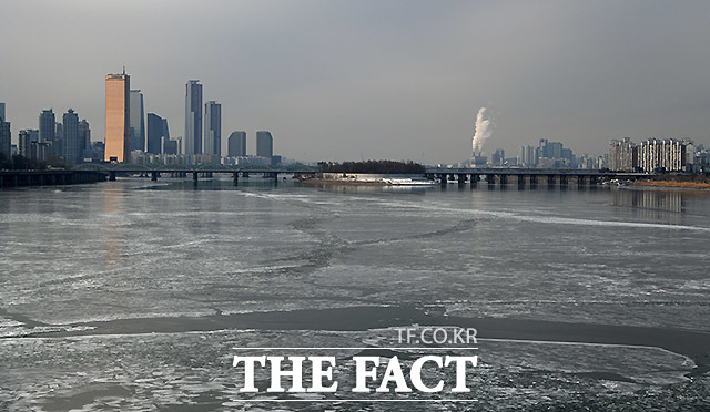 최근 강력한 한파가 계속되고 있는 가운데 10일 오후 서울 한강대교 인근 한강이 꽁꽁 얼어있다. /이효균 기자