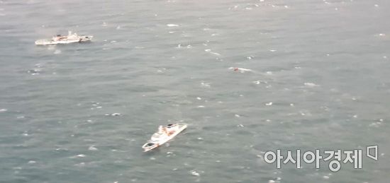 제주해경의 함선이 지난달 29일 제주항 해상에서 전복돼 침몰한 32명민호의 실종자 수색을 하고 있다. 사진=황정필 기자