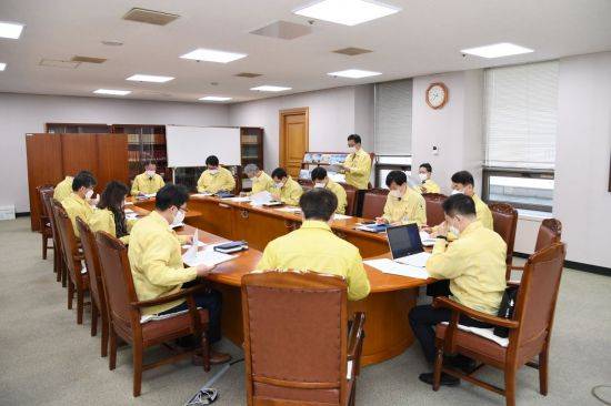 법원행정처에 설치된 ‘코로나19 대응위원회’ 회의 모습. /대법원 제공.