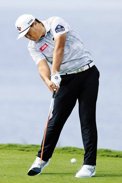 임성재가 10일 미국 하와이에서 열린 센트리 토너먼트 오브 챔피언스 3라운드 13번 홀에서 티샷을 하는 모습. /AFP 연합뉴스