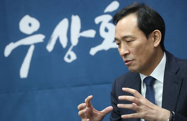 서울시장 보궐선거 출마를 선언한 우상호 더불어민주당 의원이 10일 국회 의원회관에서 본지와 인터뷰를 하고 있다. /이덕훈 기자