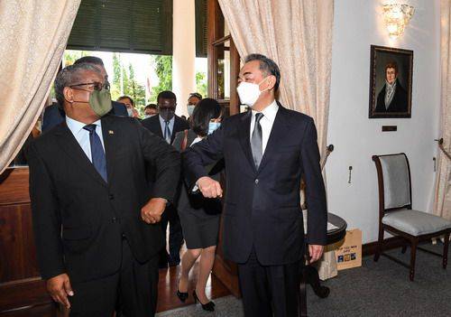 왕이(오른쪽) 중국 외교부장이 9일 셰이셀을 방문해 와벨 람카왈란 셰이셀 대통령과 발꿈치 인사를 하고있다./중국 외교부