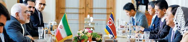 2018년 8월 7일(현지 시각) 이란 수도 테헤란에서 열린 북한·이란 외무장관 회담장에서 모하마드 자바드 자리프(맨 왼쪽) 이란 외무장관과 리용호(오른쪽에서 둘째) 북한 외무상이 이야기를 나누고 있다. /EPA 연합뉴스