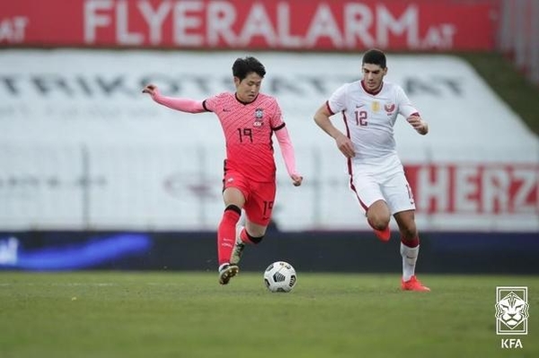 지난해 11월 한국과 카타르의 축구대표팀 평가전에서 이강인이 볼다툼을 하고 있다./연합뉴스