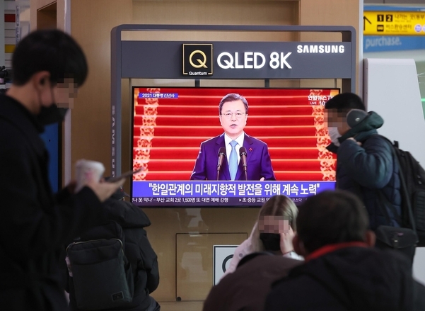 11일 오전 서울역 대합실에서 시민들이 문재인 대통령 신년사를 시청하고 있다. /뉴시스