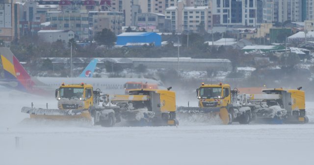 북극발 한파가 사흘째 기승을 부린 8일 제주국제공항 활주로에서 제설차가 쌓인 눈을 치우고 있다. 뉴시스