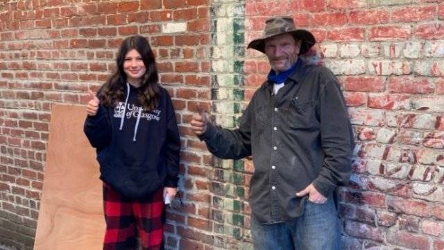 할머니의 지갑을 찾아서 돌려준 션 커리(오른쪽)를 위해 생일선물을 받는 대신 기부를 택한 미카일라 구나드. ‘고 펀드 미’ 펀딩 페이지 캡처