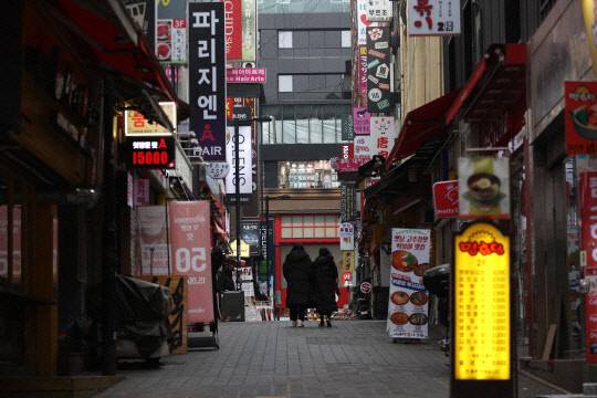 소상공인을 위한 버팀목자금(3차 재난지원금) 지급이 11일부터 시작된다. 사진은 이날 오후 서울 중구 명동 골목이 한산한 모습. 연합뉴스