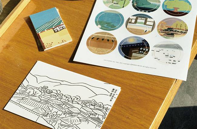 박송안 대표가 디자인한 양동마을 기념품. 양동마을의 사계절을 담은 책갈피와 문화재가 그려진 엽서가 대표 상품이다. 사진 유혜정 인턴기자