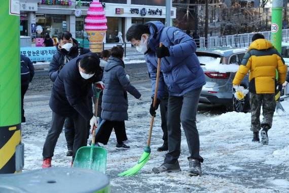 성동구는 지난 폭설때 주민들의 문자메시지 제보를 받아 보다 빠르게 눈치우기 작업을 했다고 11일 밝혔다. 사진=성동구