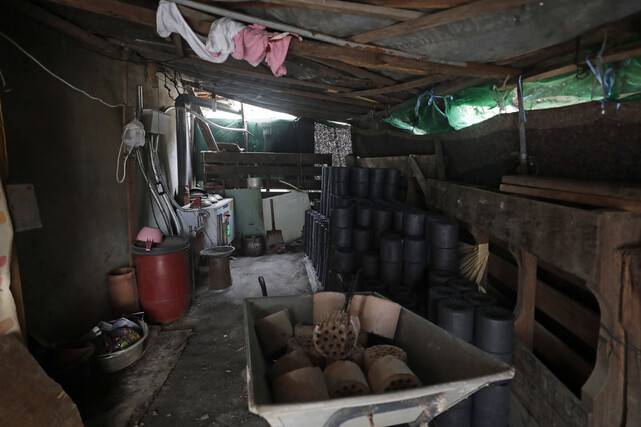 지난달 9일 오후 경기도 외곽 공장단지 인근의 한 움막. 박영미(69·가명)씨 부부가 20여년 동안 단열과 난방이 제대로 되지 않은 집에서 생활하고 있다. 난방비를 아끼기 위해 연탄을 때고 있다. 김명진 기자 littleprince@hani.co.kr