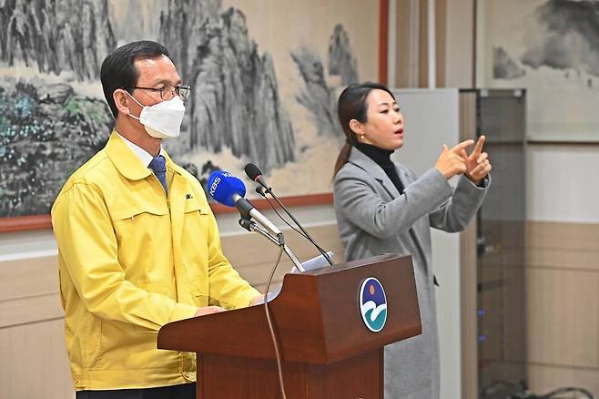 조병옥 음성군수(왼쪽)가 코로나19 감염증 발생 현황 등을 설명하고 있다.