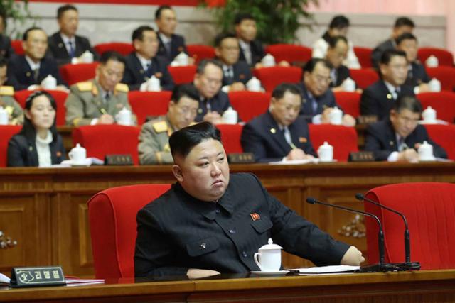 김정은 북한 국무위원장이 9일 평양에서 열린 노동당 제8차 대회 5일 차 회의에 참석하고 있다. 평양=AP 뉴시스
