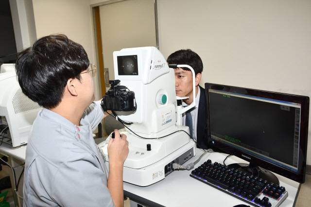 안저 검사를 받고 있는 모습/클립아트코리아 제공