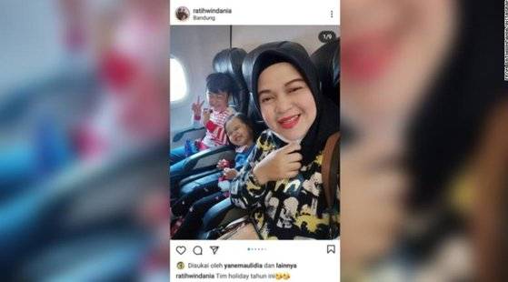 임산부 윈다니아가 2세 딸과 8세 조카와 함께 출발 직전 기내에서 찍은 사진. [CNN 캡처]