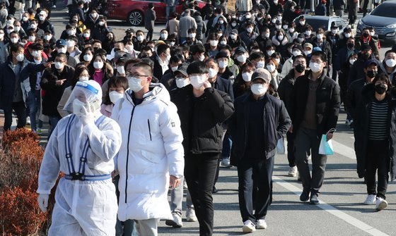 지난 달 28일 충남 논산훈련소에서 입영장병들이 입소하고 있다. 뉴스1