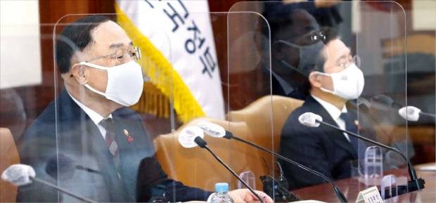 홍남기 부총리 겸 기획재정부 장관(왼쪽)은 10일 “4차 지원금 논의는 시기상조”라고 말했다. 사진은 홍 부총리가 지난 8일 정부서울청사에서 열린 ‘혁신성장 빅3 추진회의’에서 발언하는 모습. 한경DB