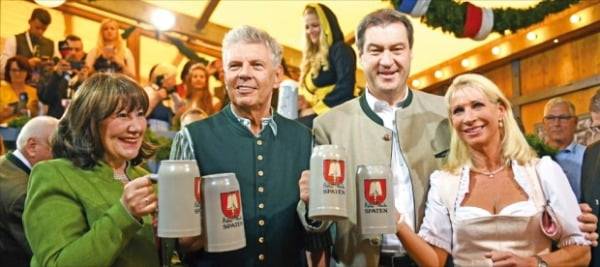 디터 라이터 독일 뮌헨시장(왼쪽 두 번째) 등이 2019년 옥토버페스트 개막식에서 건배하고 있다.  로이터연합뉴스