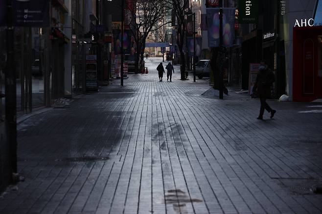 10일 오전 계속되는 한파와 코로나19로 인해 명동거리가 한산하다. |연합뉴스