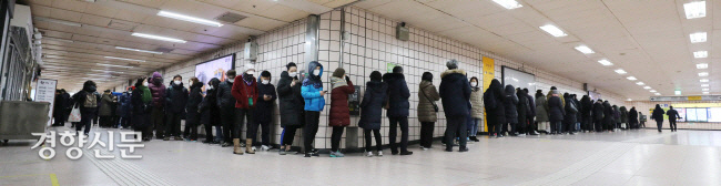 정부가 마스크 수급 안정화 대책을 발표한 지난해 3월5일 시민들이 서울 지하철 5호선 서대문역과 연결된 농협 하나로마트 서대문점 앞에서 마스크를 구입하기 위해 길게 줄지어 서 있다. 강윤중 기자 yaja@kyunghyang.com