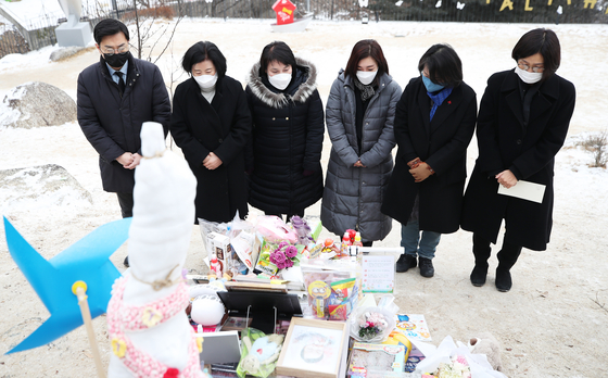 Members of the Gender Equality and Family Committee of the ruling Democratic Party pay condolences to Jeong-in, the 16-month-old girl who was allegedly killed by abusive adoptive parents, at her grave in a cemetery in Yangpyeong County, Gyeonggi, on Monday.  [YONHAP]