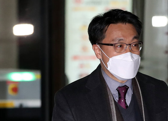 Kim Jin-wook, a researcher at the Constitutional Court and President Moon Jae-in's nominee to head the Corruption Investigation Office for High-ranking Officials, leaves the court after work on Dec. 30, 2020.  [YONHAP]