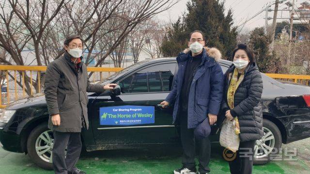 조정진 웨사본 상임이사(왼쪽)가 11일 서울 구로구 웨사본 건물 앞에서 우간다 김정대 선교사 부부(오른쪽)와 함께 지원 차량을 배경으로 사진을 찍고 있다.