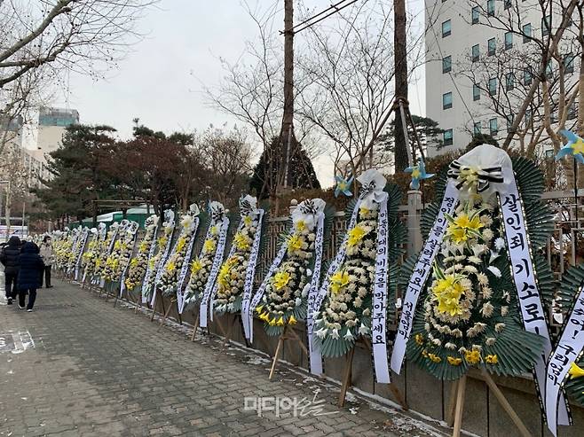 ▲ 11일 서울 양천구 서울남부지검 앞에는 정인이의 양모인 장아무개씨에 대한 강력처벌을 촉구하는 근조 화환이 줄을 이었다. 사진=조유정 대학생 기자.