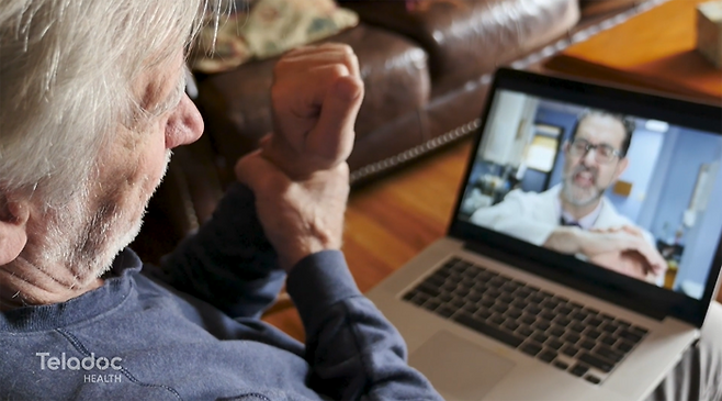 텔라닥(Teladoc) 이용자가 원격으로 연결된 의사를 통해 진료를 받으며 맥박 등 간단한 건강 체크를 하는 모습입니다. [자료=TeladocHealth.com]