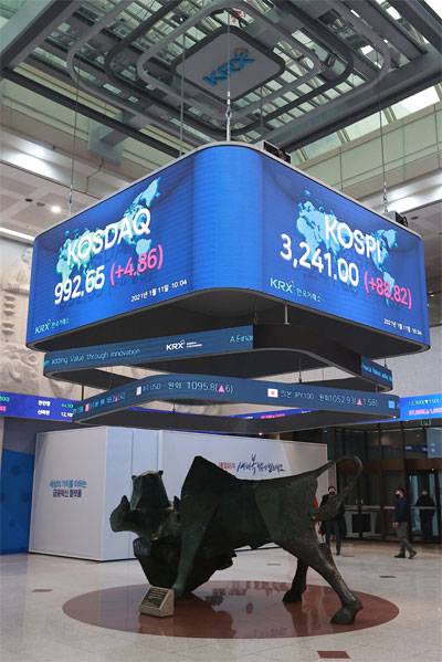 코스피가 11일 장 초반 개인투자자의 대거 매수세로 3200 선을 돌파했다. 사진은 이날 서울 여의도 한국거래소 로비 모습. [한주형 기자]