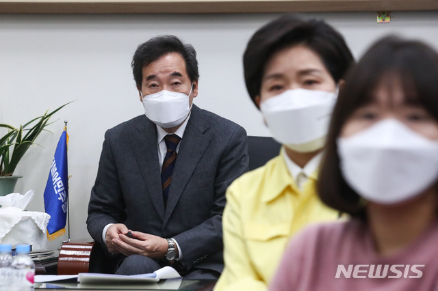 더불어민주당 이낙연 대표, 김태년 원내대표 등 당 지도부들이 11일 서울 여의도 국회에서 문재인 대통령의 2021년 신년사를 시청하고 있다. / 사진제공=뉴시스