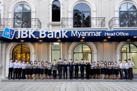 지난해 현지법인 설립 최종인가를 획득한 IBK미얀마은행 본점 앞에서 직원들이 기념촬영하고 있다./사진=기업은행